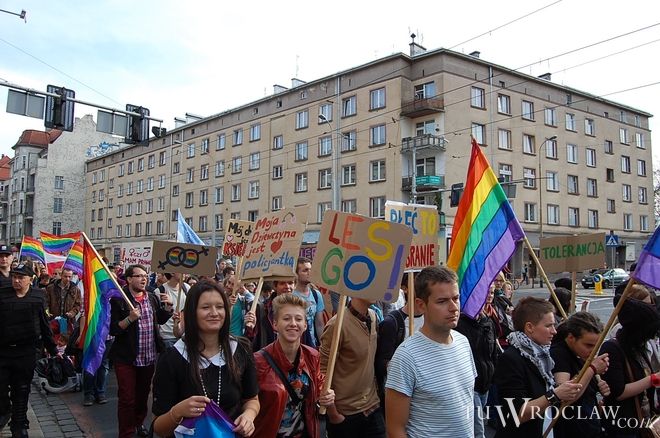 Kilkaset osób przeszło przez Wrocław w Marszu Równości