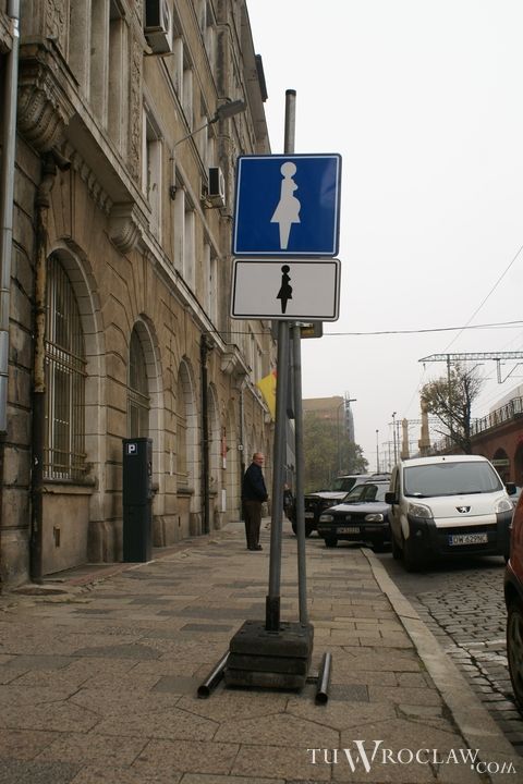 Poseł PO: wprowadźmy we Wrocławiu miejsca parkingowe tylko dla kobiet w ciąży, tm