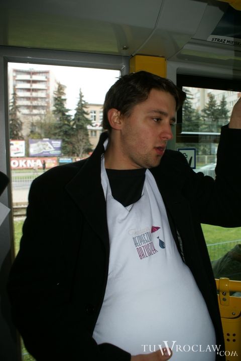 We wrocławskich tramwajach pojawili się mężczyźni... w ciąży, Tomek Matejuk