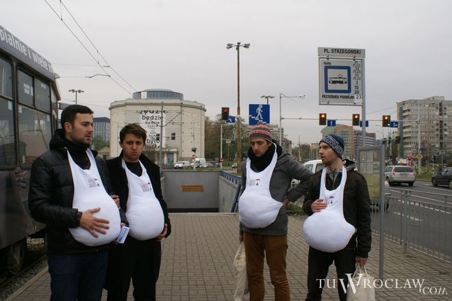 Grupa panów z przypiętymi brzuszkami przypominała pasażerom MPK o miejscach dla kobiet w ciąży