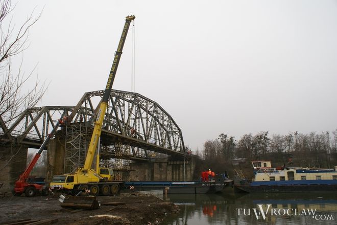 Modernizacja mostu kolejowego na Osobowicach: zdejmują 200-tonowe przęsło [FOTO], archiwum