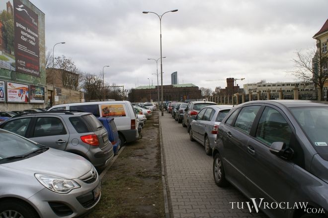 Darmowy parking powstał w samym centrum miasta. Parkuje tu 100 aut, Tomek Matejuk