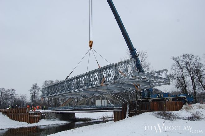 Konstrukcję mostu tymczasowego przeniósł specjalny dźwig