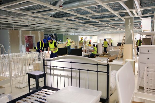 Prace przy budowie największego w Polsce sklepu IKEA na finiszu. Trwa aranżacja wnętrz , mat. prasowe