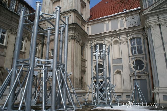 Barokowy hełm, zniszczony w trakcie wojny, wrócił na wieżę kościoła przy placu Nankiera, archiwum