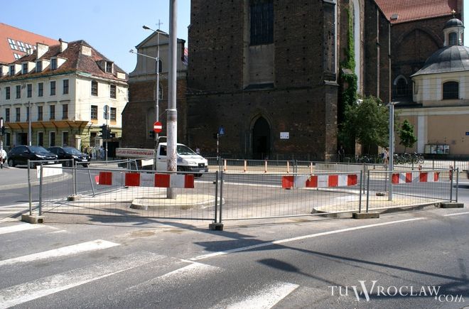 Latem na skrzyżowaniu ulic bł. Czesława, Wita Stwosza i św. Katarzyny powstała brama rowerowa