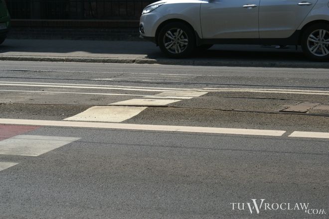 Fuszerka, bubel, prowizorka - asfalt na wyremontowanym Podwalu się rozpada, Tomasz Matejuk