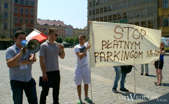 Przeciw wprowadzeniu płatnych miejsc parkingowych w okolicach PWr protestowała garstka osób