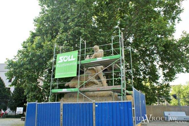 Lew z fontanny na placu Jana Pawła II odzyskał ogon. Cały posąg zmienił też barwę, archiwum