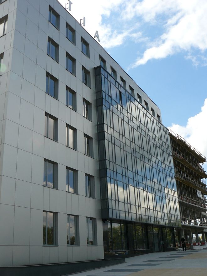 Największy kompleks biurowy we Wrocławiu rozrasta się. Kolejny budynek już gotowy, mat. prasowe