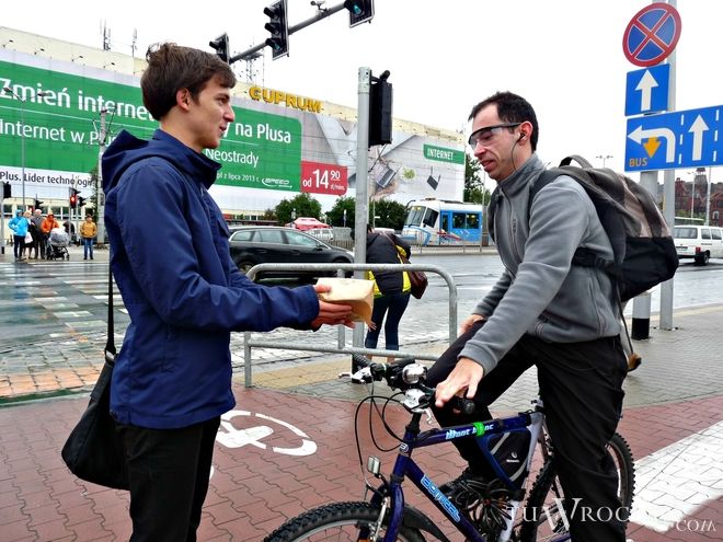 Niedawno wrocławskie organizacje rowerowe częstowały śniadami cyklistów na ulicach