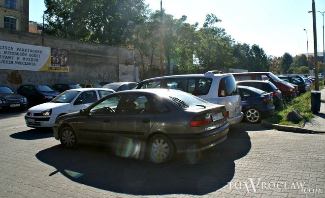 Znów można za darmo parkować obok dworca Świebodzkiego!, archiwum