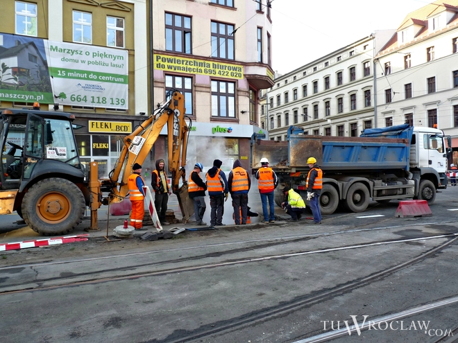 Od środy robotnicy naprawiają rurę ciepłowniczą na ulicy Kazimierza Wielkiego