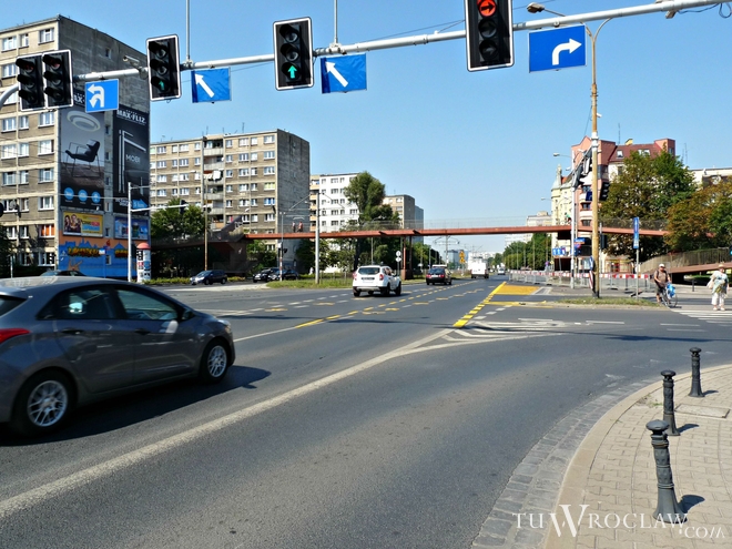 Od soboty 1 sierpnia kierowcy mają do dyspozycji dwa, a nie jak wcześniej trzy, pasy ruchu na ulicy Legnickiej, między Rybacką a Środkową