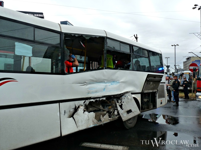 Tramwaj wjechał w autobus przy Galerii Dominikańskiej. Kilkanaście osób zostało rannych [FOTO], tm