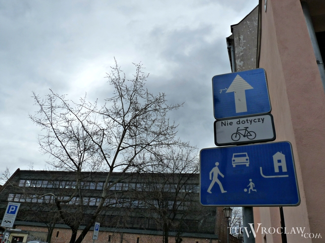 Po ulicy Menniczej rowerzyści mogą jeździć pod prąd. Są tam stosowne znaki, Tomek Matejuk