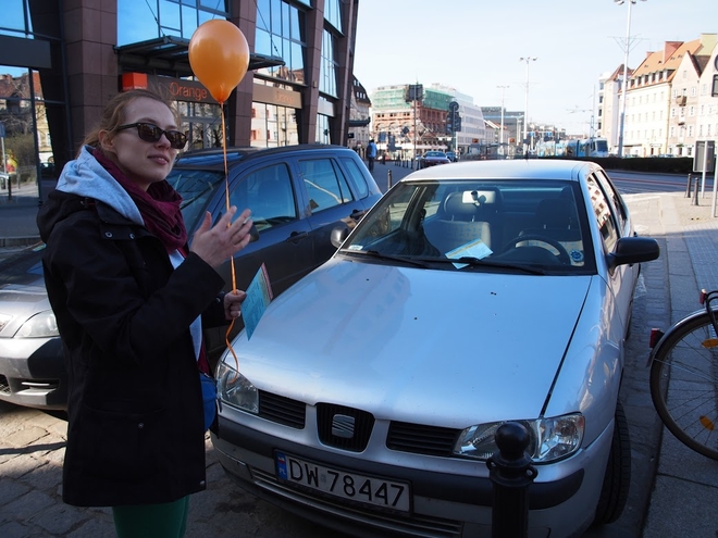 Aktywiści wzięli się za źle zaparkowane auta. Na kierowców czekał balon i test, Akcja Miasto