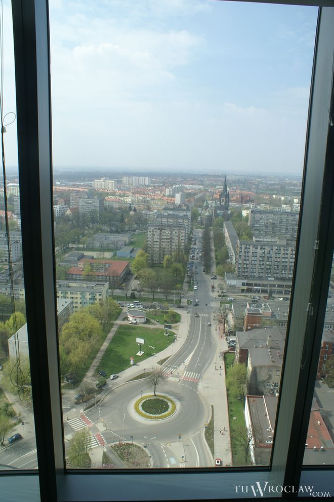 Biura w Sky Tower – pierwsze firmy uruchomiły już swoje siedziby we wrocławskim wieżowcu, Jarosław Garbacz