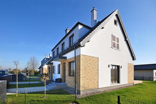 Oto nowe osiedle domów szeregowych w zielonym otoczeniu na północy Wrocławia