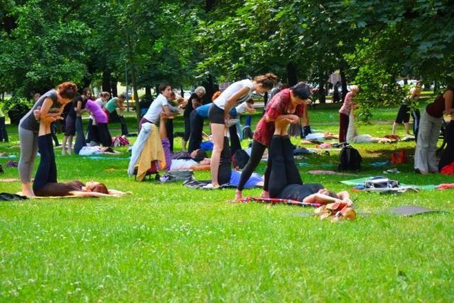 Przyjdź poćwiczyć wspólnie jogę do wrocławskiego parku, mat. organizatora