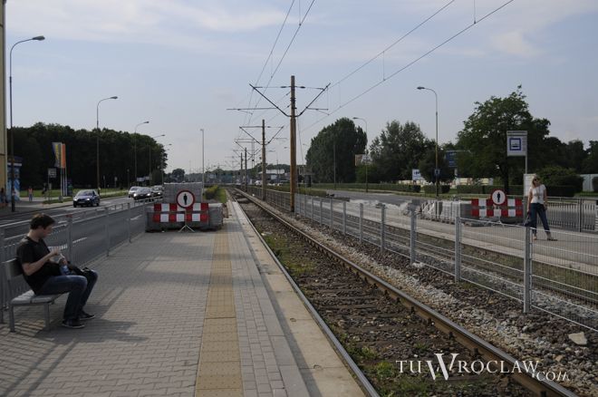 Dzięki rozbudowie na peronie mogą się zatrzymywać dwa tramwaje jednocześnie