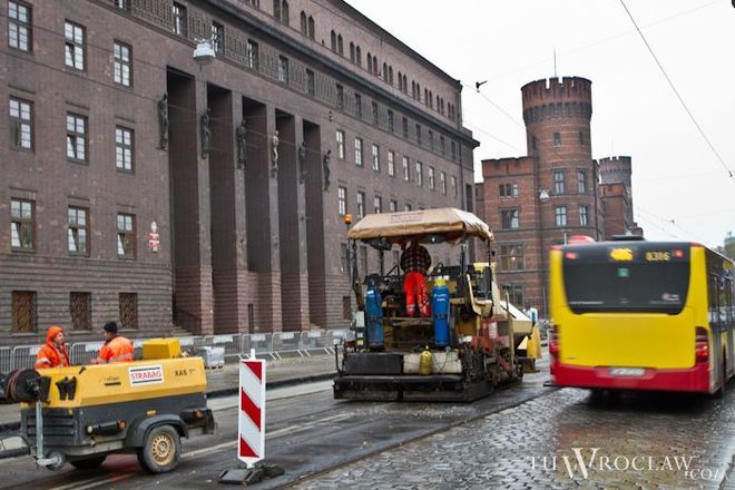Drogowcy na remontowanym Podwalu leją już nowy asfalt, Wojciech Michałek