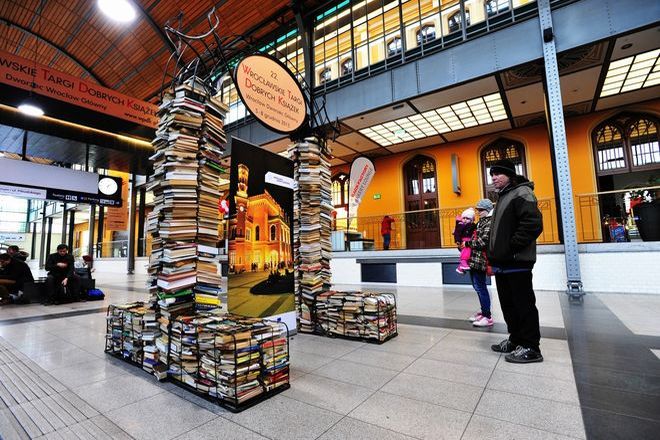 Tłumy ludzi przez 4 dni szturmowały Dworzec Główny w poszukiwaniu dobrej książki