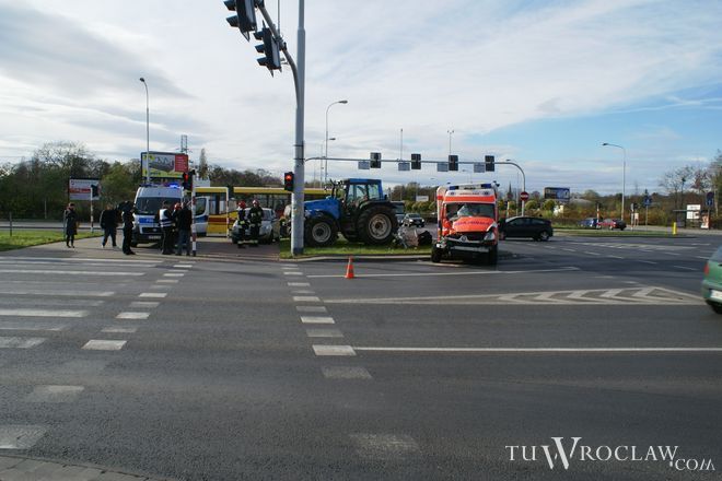 Zdjęcia z wypadku karetki i traktora na krzyżówce Borowskiej i Armii Krajowej, Jarosław Garbacz