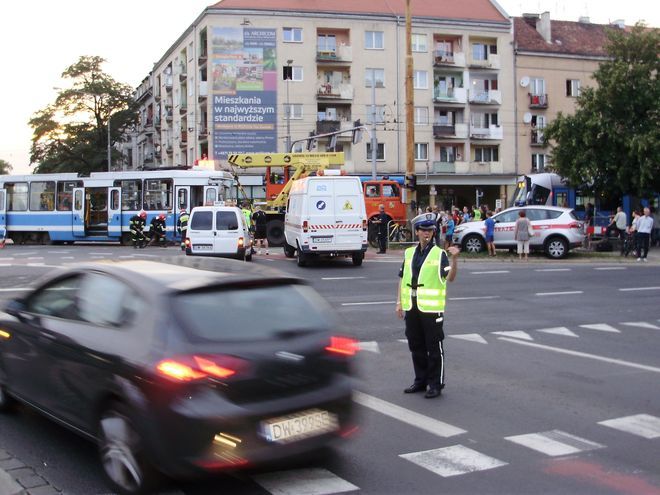 Zderzenie tramwajów na Powstańców Śląskich. 5 osób w szpitalu, jagr