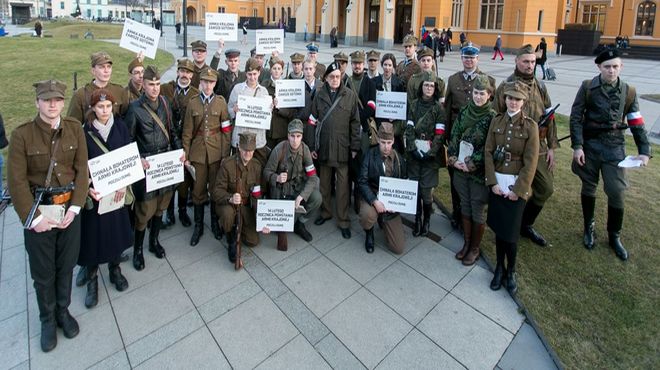 Wcielili się w żołnierzy AK i robili sobie zdjęcia z ludźmi w centrum Wrocławia, mat. prasowe