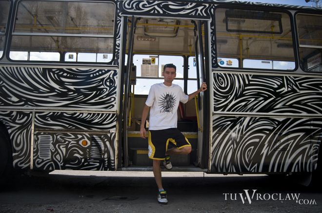 Autobus MPK w graffiti w zajezdni przy ulicy Grabiszyńskiej, Magda Oczadły