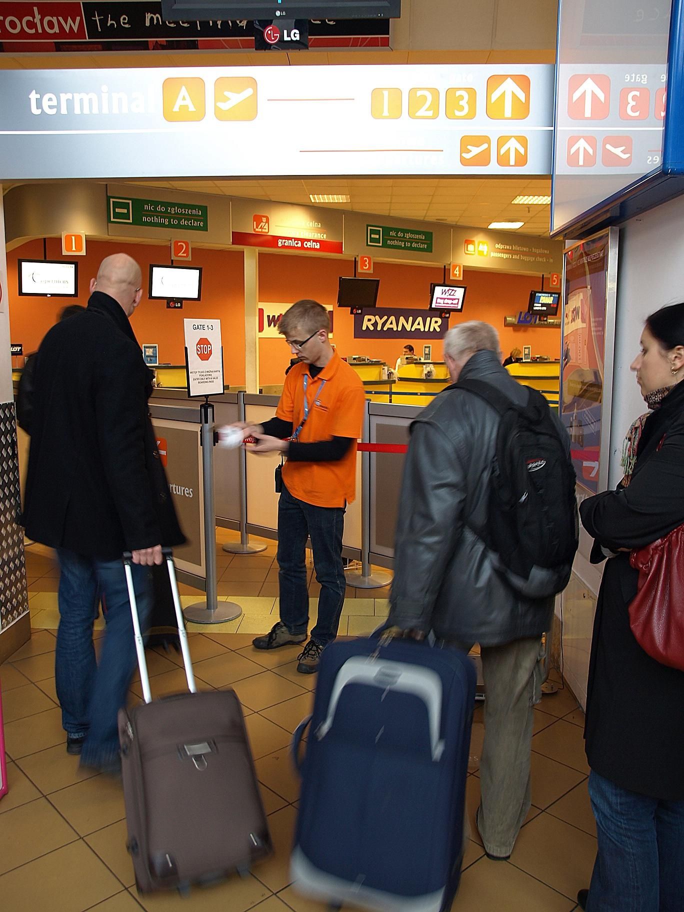 Pomarańczowa pomoc na lotnisku, Materiały prasowe