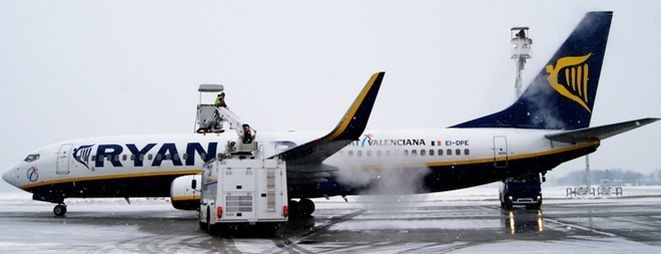 Ice-Alert na lotnisku już gotowy. Samolotom we Wrocławiu zima nie będzie straszna, archiwum