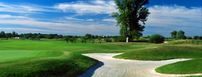 Pole golfowe położone jest zaledwie kilka kilometrów od granicy Wrocławia