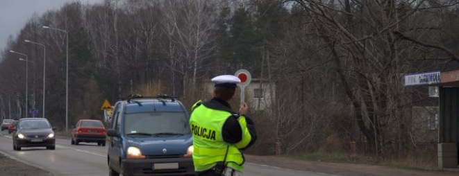 Policjanci z wrocławskiej drogówki, podobnie jak w ubiegłych latach, prowadzą punkt kontroli autobusów